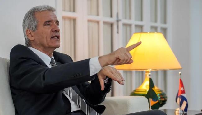 Embaixador de Cuba chama de genocídio medidas de Trump sobre petróleo