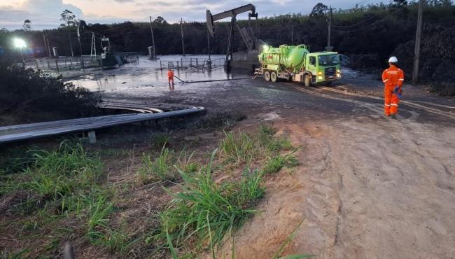 Emulsão de óleo vaza de poço de petróleo e atinge área de vegetação em São Mateus, no ES