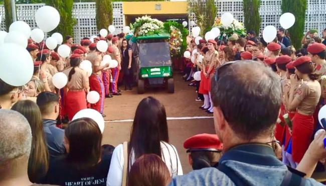 Enterro de jovem esfaqueado no DF é marcado por pedido de justiça