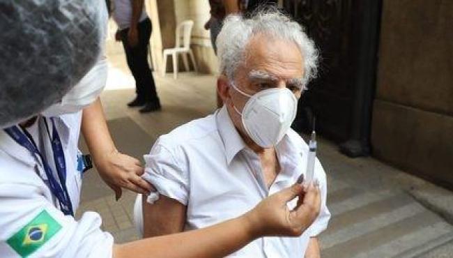 Envelhecimento da população vai demandar mais vacinas para idosos
