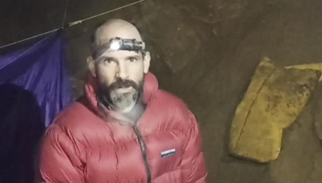 Equipe tenta salvar explorador americano preso em caverna a 1km de profundidade na Turquia