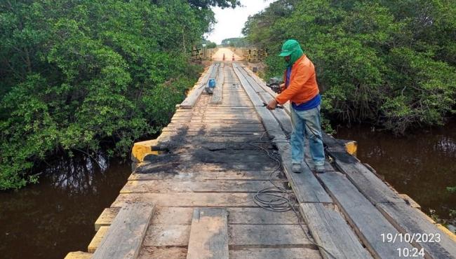 Equipes do DER-ES fazem manutenção em ponte alvo de vandalismo, em São Mateus, ES