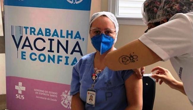 ES inicia distribuição de mais 105.050 doses de reforço para trabalhadores da saúde