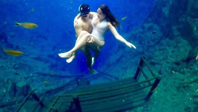 ‘Escada mais famosa’ na Lagoa Misteriosa vira cenário para turistas em mergulhos e viraliza na internet