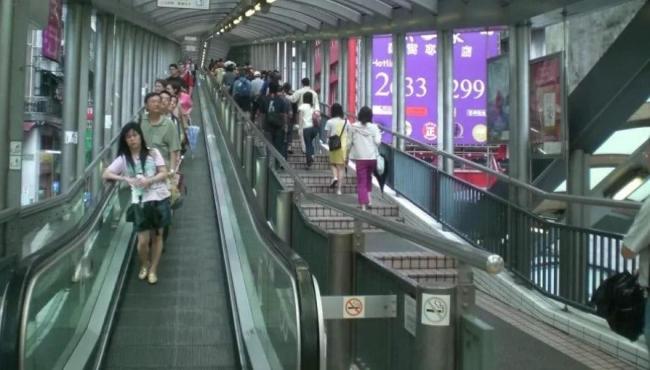 Escada rolante mais longa do mundo tem 800 metros e cruza 13 ruas em Hong Kong