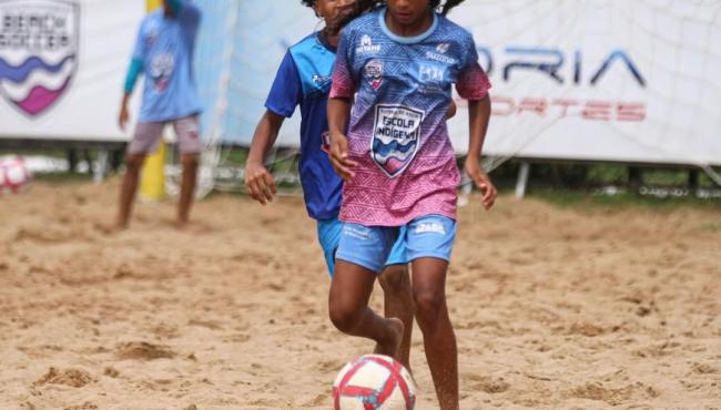 Escolinha Indígena de Beach Soccer em Aracruz completa um ano com impacto social e quase 100 crianças atendidas