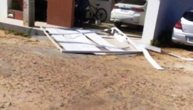 Esposa ameaça amante do marido, derruba portão e atropela mulheres
