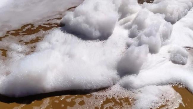 Espuma formada por lançamento de resíduo industrial aparece em praia do ES