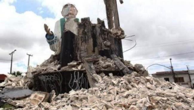 Estátua de 13 metros de Padre Cícero desaba sobre a rua