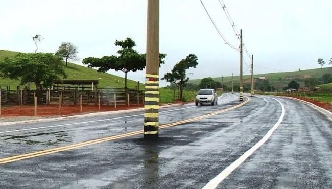 Estrada em Presidente Kennedy, ES, é inaugurada com postes no meio da pista