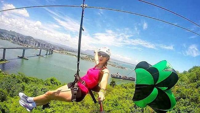 Estrangeiros e turistas de todo o Brasil aproveitam Tirolesa do Morro do Moreno