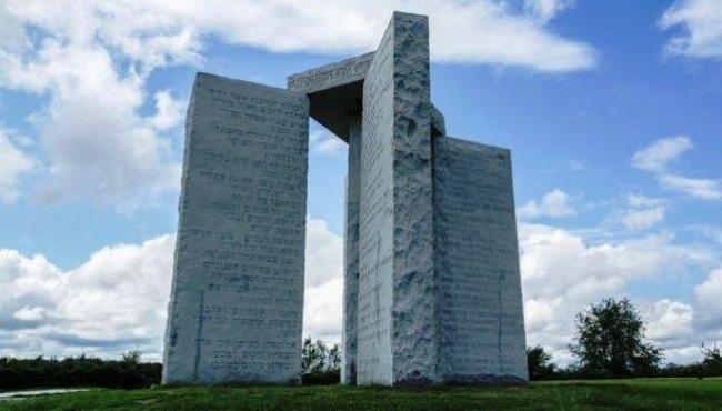 Estranho monumento diz que bilhões morrerão em futuro apocalipse