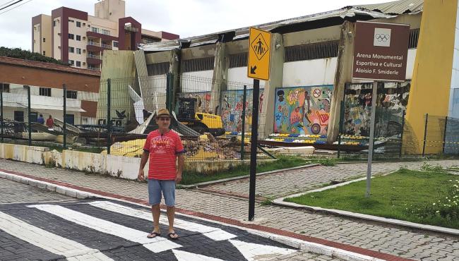 Estrutura de quadra poliesportiva não suporta as fortes chuvas e desaba em Conceição da Barra