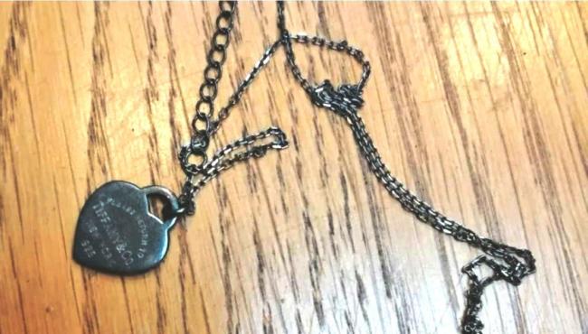 Estudante de química salva a família ao notar detalhe nas joias da família