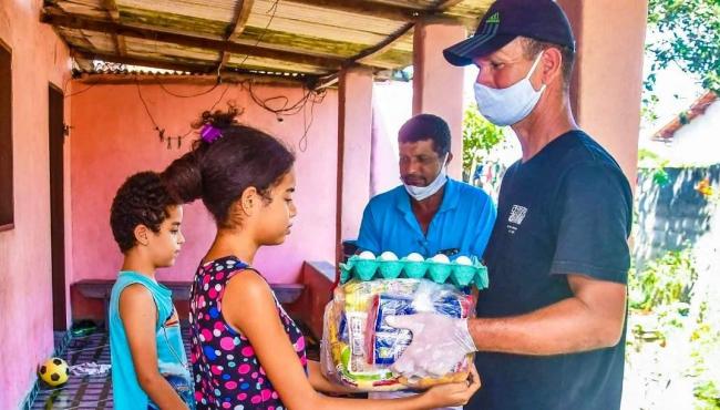 Estudantes da rede municipal de Linhares recebem kits merenda durante pandemia