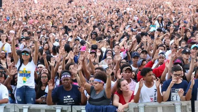 Evangélicos crescem e representam mais de um quarto da população