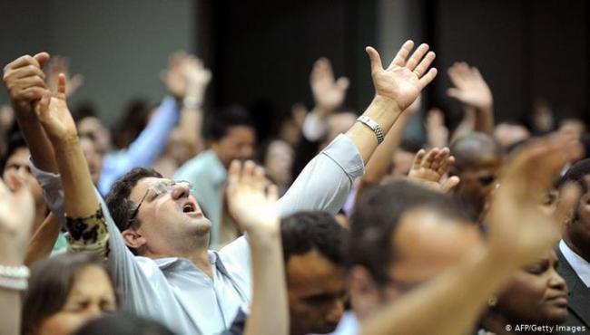 Evangélicos podem desbancar os católicos em pouco mais de uma década, no Brasil