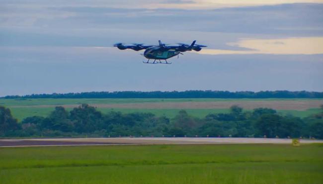 Eve, da Embraer, faz primeiro voo do protótipo de "carro voador"