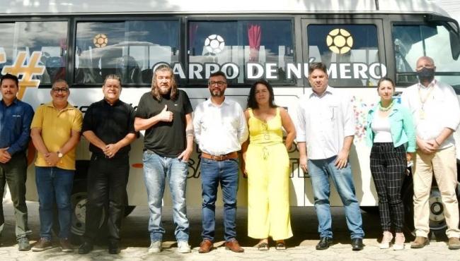 Executivos da Marcopolo e o prefeito Daniel comemoram a marca histórica de 7 mil ônibus produzidos em São Mateus, ES