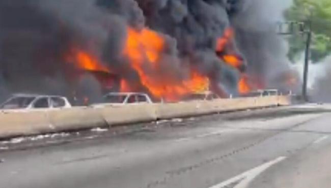 Explosão de carreta na BR-101 destrói 25 veículos e deixa 5 pessoas feridas