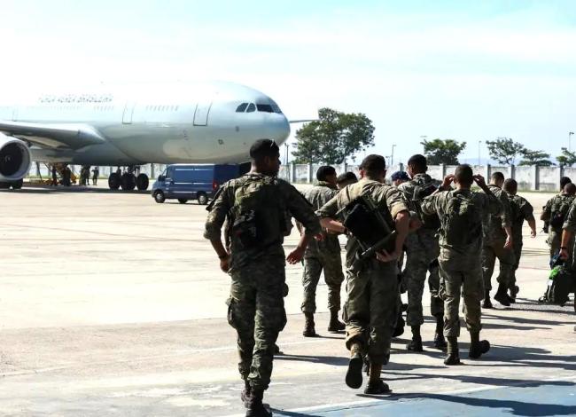 FAB envia militares e 18 toneladas de medicamentos para a Venezuela