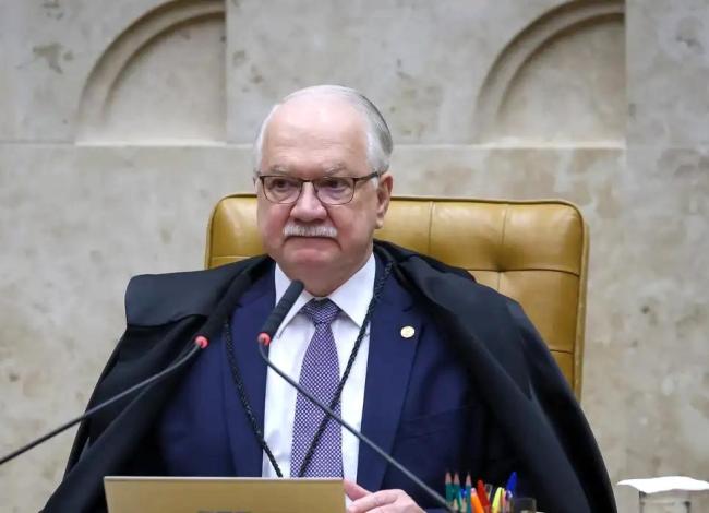 Fachin nega pedido para afastar Dino de ações sobre Flávio Bolsonaro