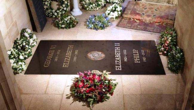 Família Real Britânica divulga imagem de local onde rainha Elizabeth II foi sepultada em cerimônia íntima