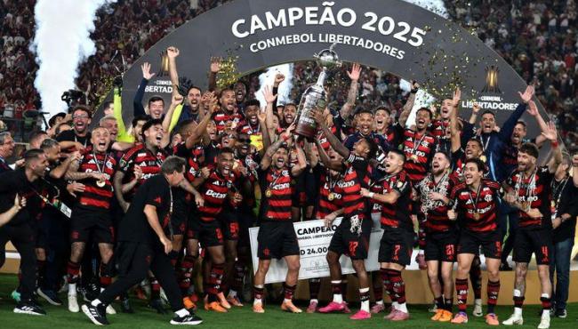 Famílias se juntam à multidão para festejar título do Flamengo no RJ