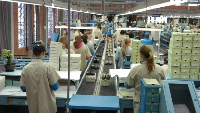 Faturamento da indústria sobe, mas emprego cai pelo terceiro mês