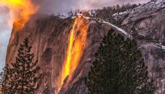 Fenômeno raro transforma cachoeira em “rio de fogo”