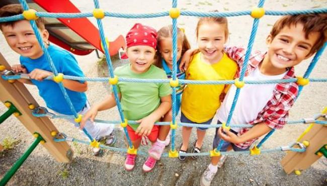 Férias em família: brincadeiras, leitura e jogos para divertir as crianças longe das telas