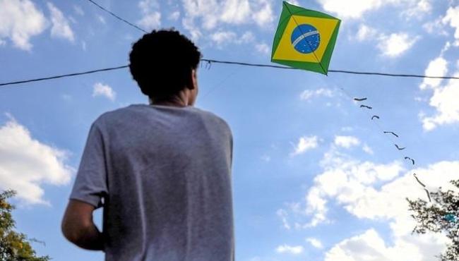 Férias escolares: Prefeitura de Pedro Canário, no ES, reforça orientações para que crianças soltem pipa com segurança