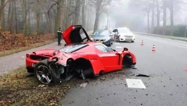 Ferrari rara de R$ 16,6 milhões é destruída durante test-drive