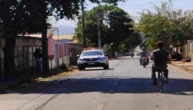 Filho enterra pai no quarto da casa onde moravam