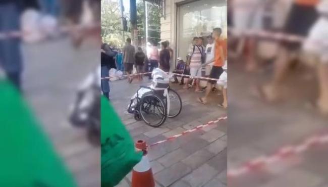 Filho usa corpo do pai em cadeira de rodas para pedir dinheiro