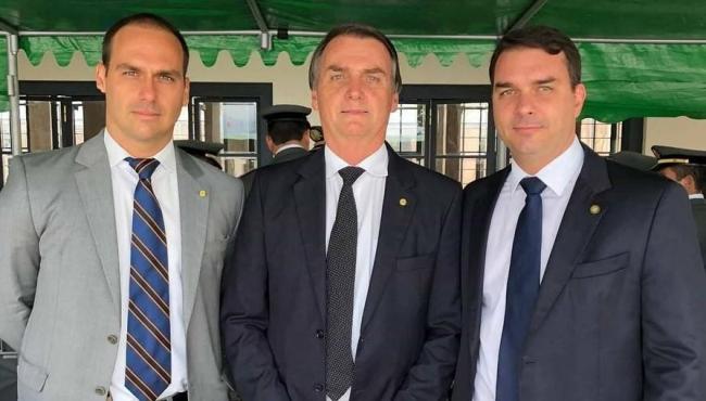 Filhos de Bolsonaro reagem à operação da PF