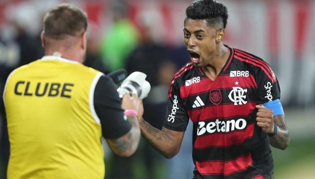 Fla vence, aproveita derrota do Palmeiras e volta a igualar rival