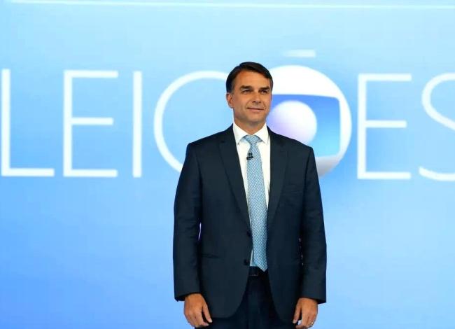 Flávio Bolsonaro defende inocência do único acusado pela morte de Ana Clara
