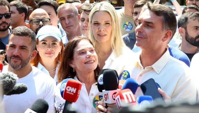 Flávio Bolsonaro diz que vai manter Bolsa Família e Farmácia Popular