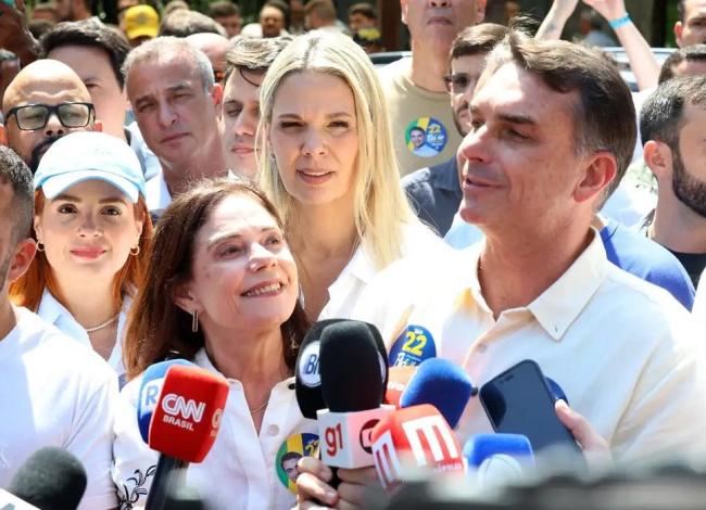 Flávio Bolsonaro diz que vai manter Bolsa Família e Farmácia Popular