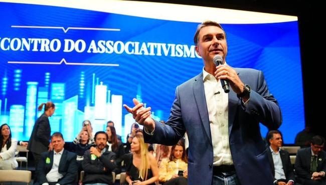 Flávio Bolsonaro faz visita ao pai em prisão domiciliar e recebe apoios em SP