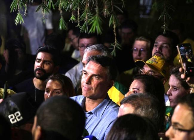 Flávio Bolsonaro impõe condições para liberar sigilos