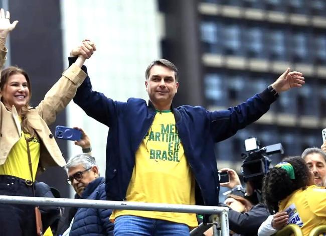 Flávio Bolsonaro propõe enxugar Estado e endurecer ações de segurança
