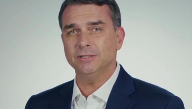 Flávio Bolsonaro recebe apoio de partidos e fala em mudar Constituição
