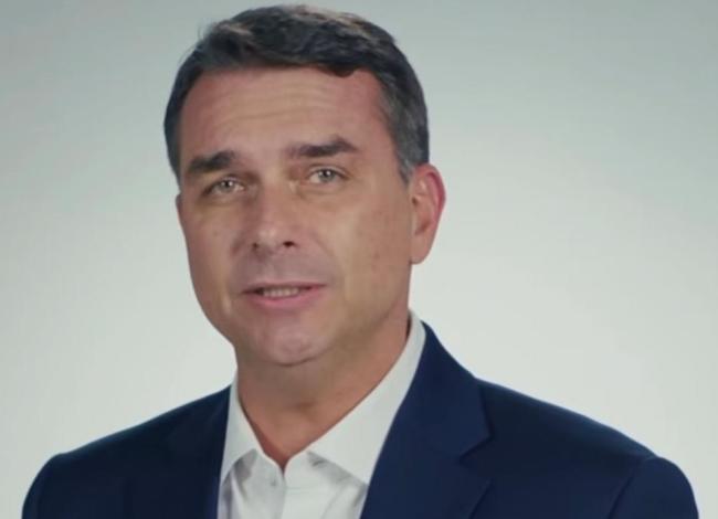 Flávio Bolsonaro recebe apoio de partidos e fala em mudar Constituição