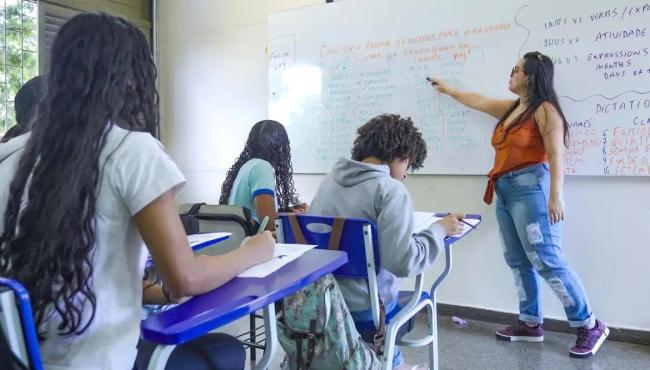 Flávio quer escolas militares; Lula propõe ampliar educação integral