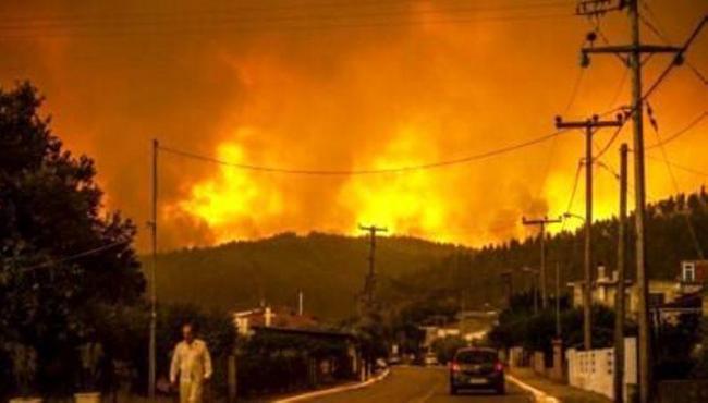 Fogo resiste na ilha grega de Eubeia, mas perde força ao norte de Atenas