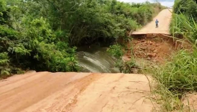 Força da água abre cratera e destrói estrada no interior do ES