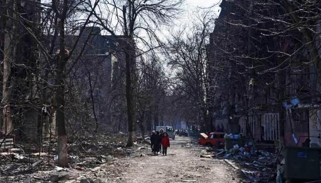 Forças russas bombardeiam escola de arte que abrigava 400 civis em Mariupol