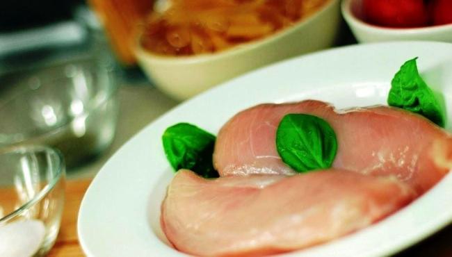 Frango não deve ser lavado antes do preparo, afirma estudo